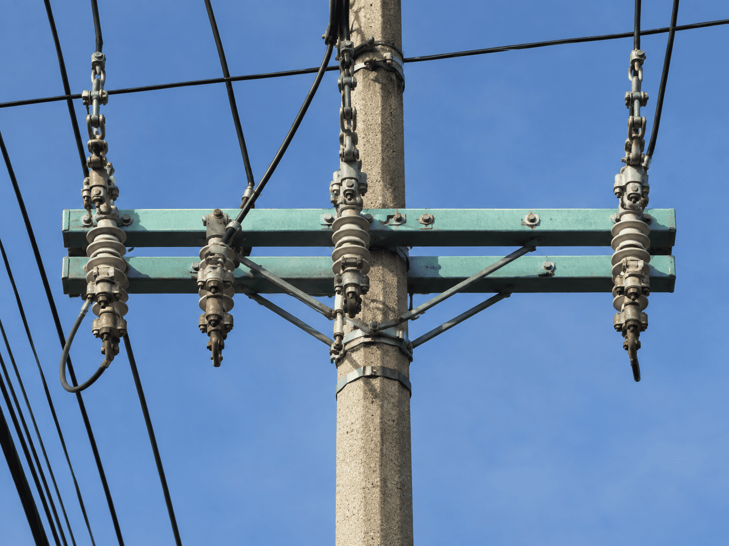 Poste eléctrico con cruceta dieléctrica y aisladores